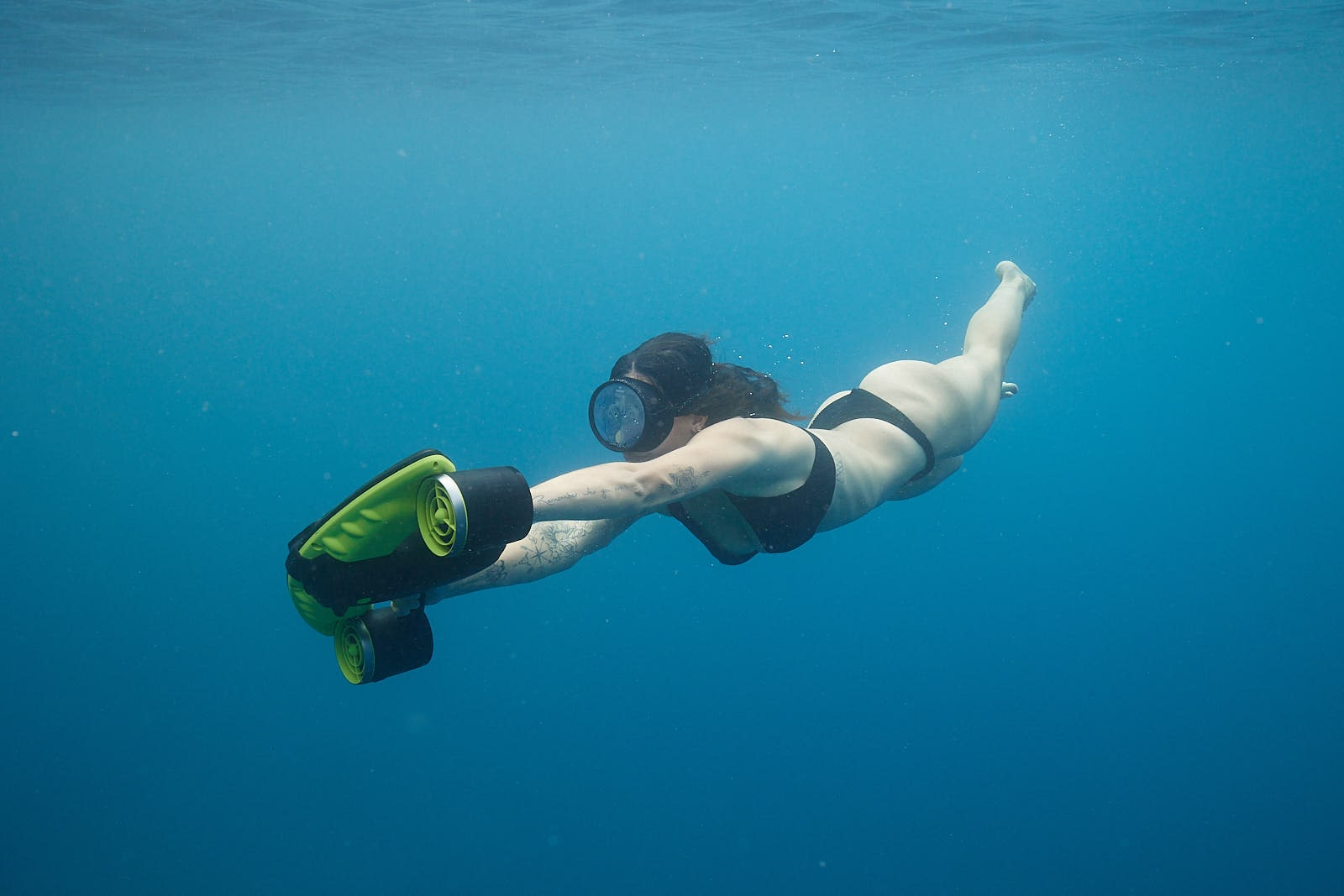 Girl in bikini avec  scooter sous marin  un Navbow